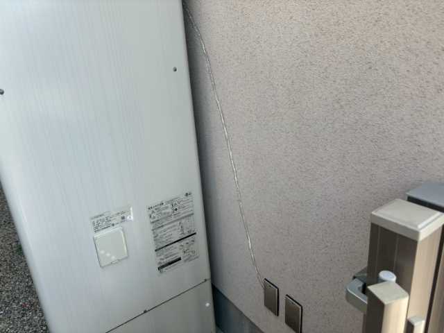給湯器脇の外壁クラック